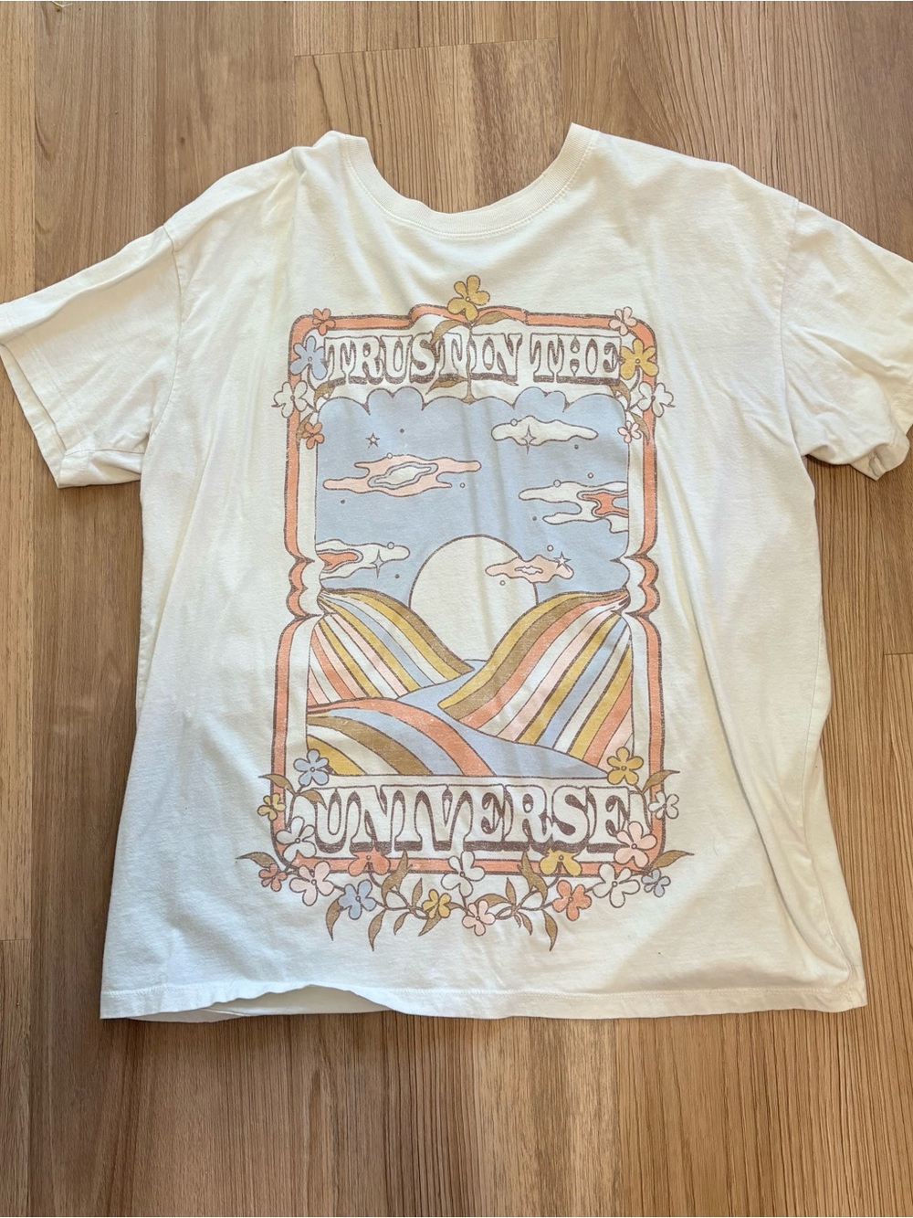 Hollister Graphic White Tee – 'Trust in the Universe'